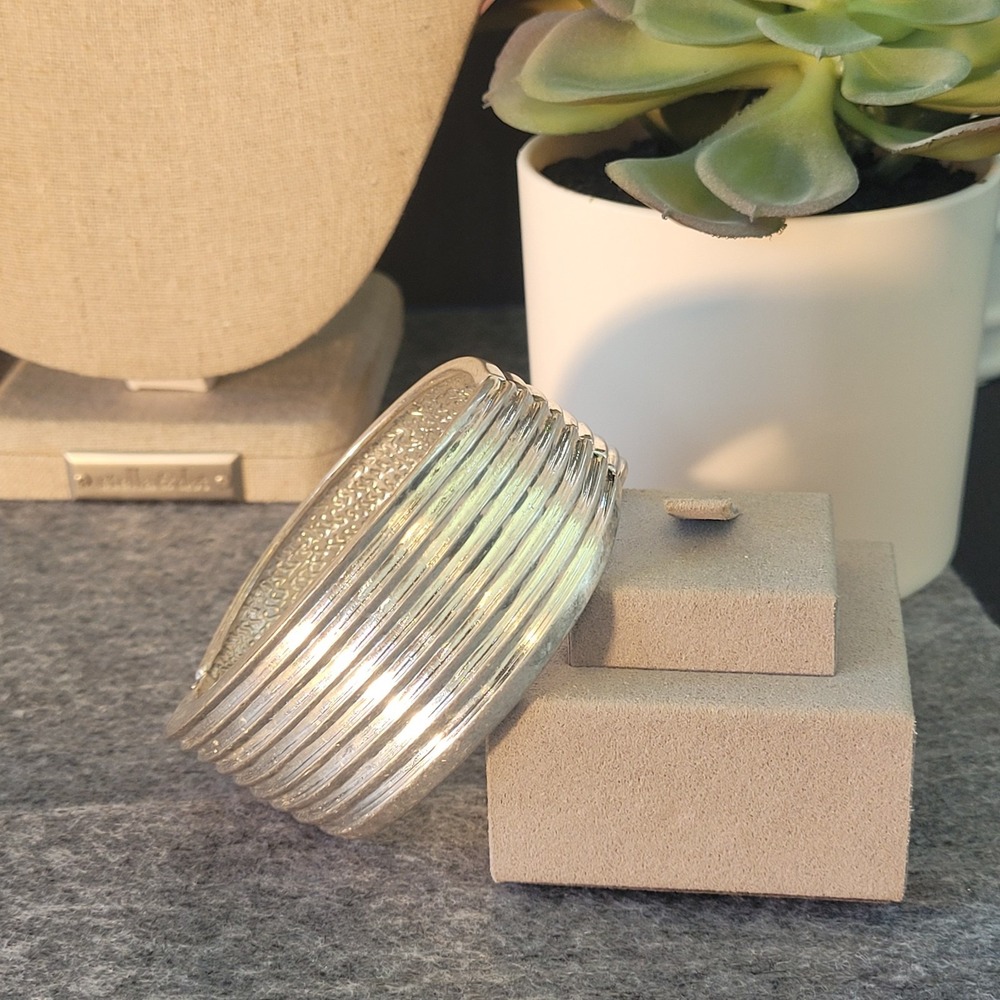 RLM Soho Robert Lee Morris Silver Tone Ribbed Hinged Cuff Bracelet 2in Wide